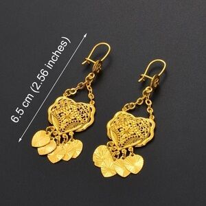 Chic Gold Filigree Dangle Earrings